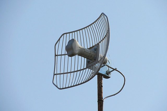 Nahaufnahme einer Sat-Schüssel für eine gute Fernsehqualität.