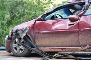 Kaputtes rotes Auto nach Unfall