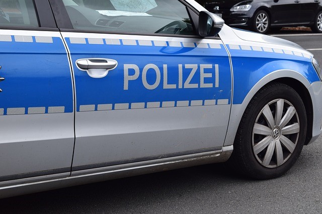 Die Polizei kontrolliert die TÜV-Plakette