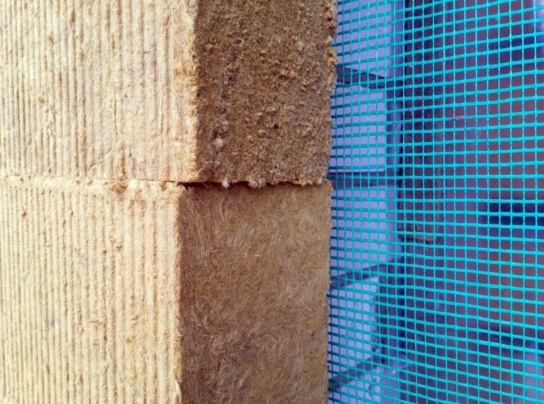 Mineralwolle an einer Fassade zur Fassadendämmung