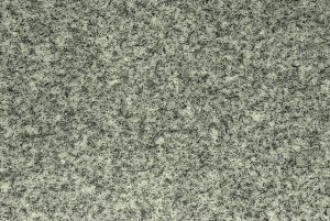 Graue Granitoberfläche mit feiner, gesprenkelter Textur. Die Mischung aus hellen und dunklen Punkten verleiht dem Stein ein gleichmäßiges und stabiles Aussehen.