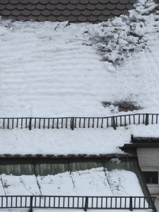 Zugeschneites Dach mit einem Schneefang