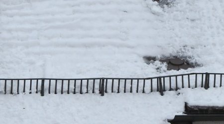 Zugeschneites Dach mit einem Schneefang