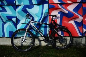 Fahrrad an Hauswand gelehnt