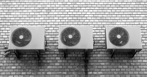 Klimaanlagen an maroder Hauswand