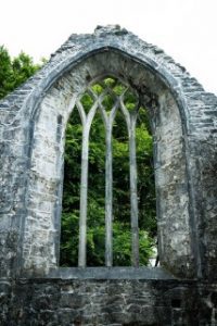 Ruine mit Fenster.