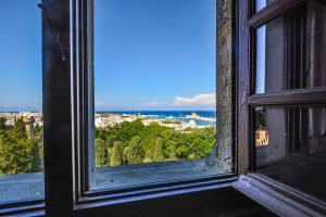 Modernes Kastenfenster aus Holz mit Blick ins Tal