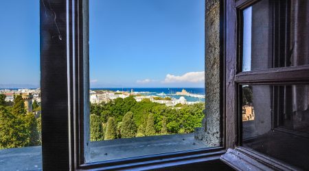 Modernes Kastenfenster aus Holz mit Blick ins Tal