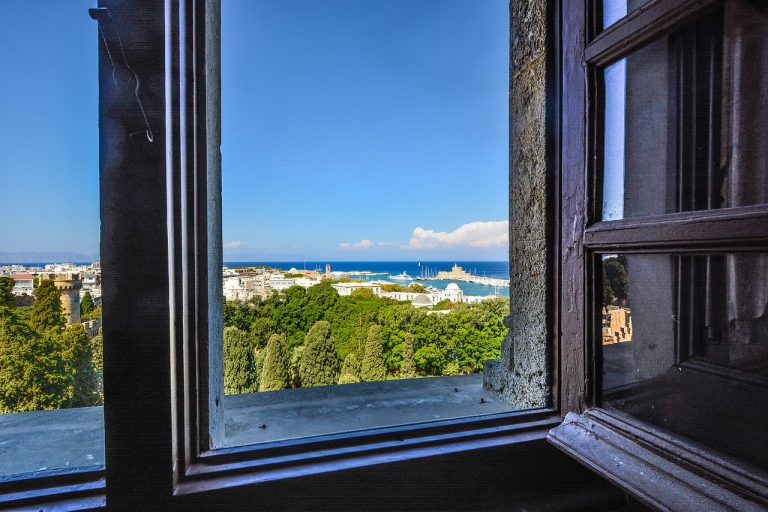 Modernes Kastenfenster aus Holz mit Blick ins Tal