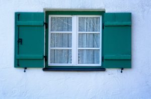 Kastenfenster mit Grünen Fenstertüren