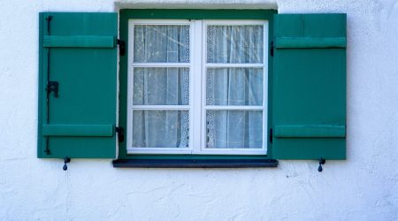 Kastenfenster mit Grünen Fenstertüren