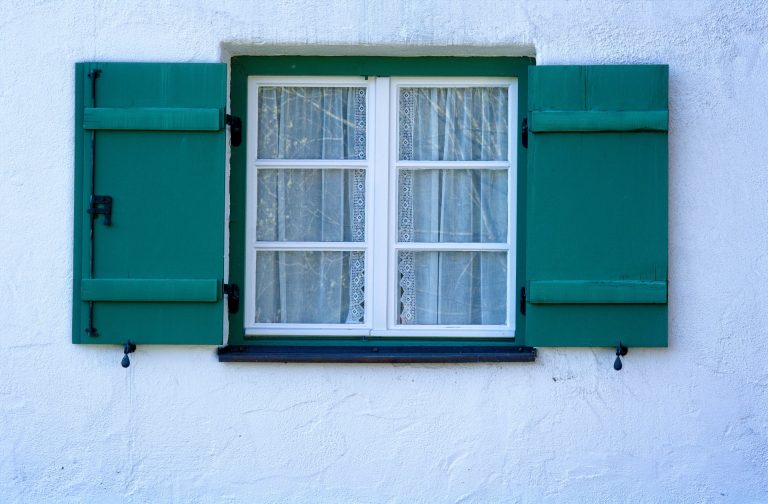 Kastenfenster mit Grünen Fenstertüren