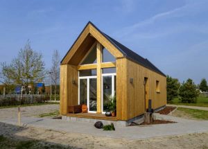 Tiny House mit blauem Himmel