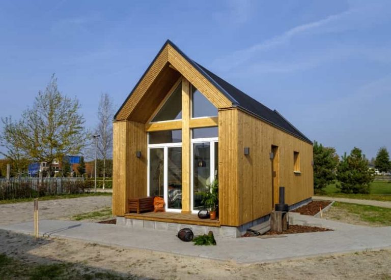 Tiny House mit blauem Himmel