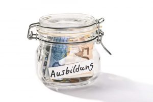 Glasdose mit Geld zum Sparen für Ausbildung