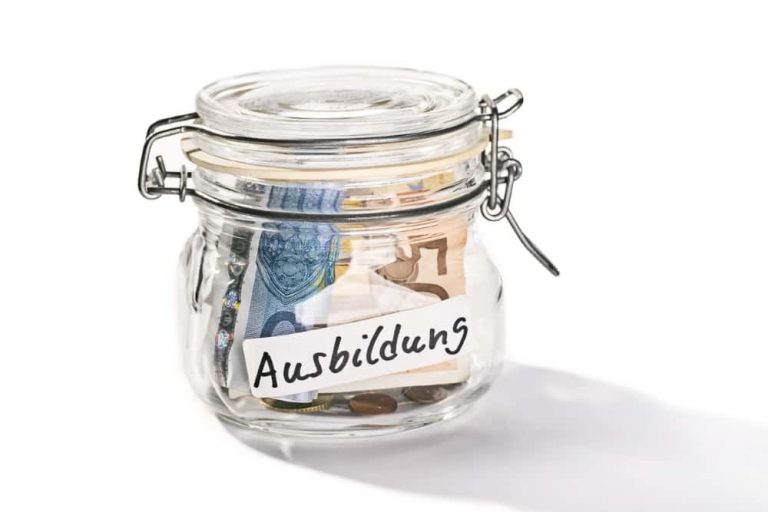 Glasdose mit Geld zum Sparen für Ausbildung