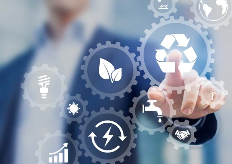 Geschäftsmann tippt auf ein virtuelles Symbol für Recycling und Nachhaltigkeit, umgeben von Symbolen für erneuerbare Energien, Umweltschutz und Ressourceneffizienz.