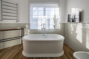 Komninieren Sie zeitgenössische Elemente mit dem Landhausstil für einen modernen Touch.