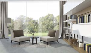 Modernes Wohnzimmer mit rahmenlosen Panoramafenstern, die einen ungehinderten Blick ins Grüne ermöglichen.