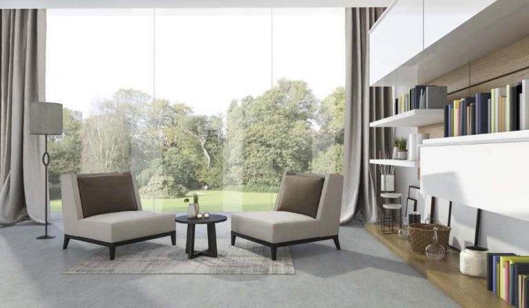 Modernes Wohnzimmer mit rahmenlosen Panoramafenstern, die einen ungehinderten Blick ins Grüne ermöglichen.