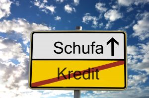 Straßenschild mit Schufa und durchgeschtrichener Kredit Schrift