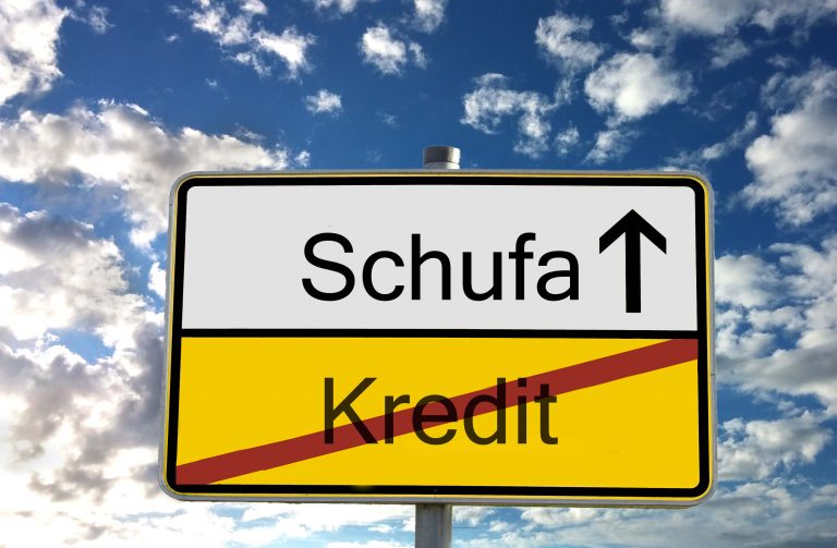 Straßenschild mit Schufa und durchgeschtrichener Kredit Schrift