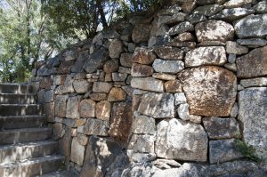 Trockenmauer im Garten