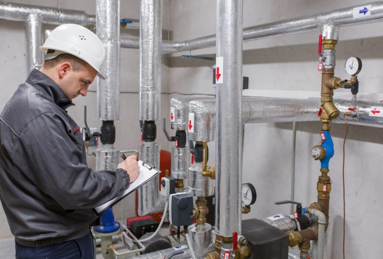 Heizungsinstallateur inspiziert Heizanlage