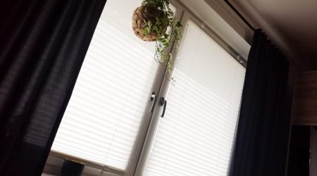 Frontalansicht von eingebauten Fensterplissees
