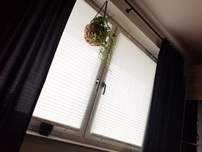 Frontalansicht von eingebauten Fensterplissees