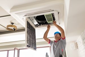 Klimatechniker installiert RLT Anlage
