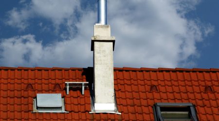Kamin mit angebrachter Schornsteinverlängerung aus Edelstahl