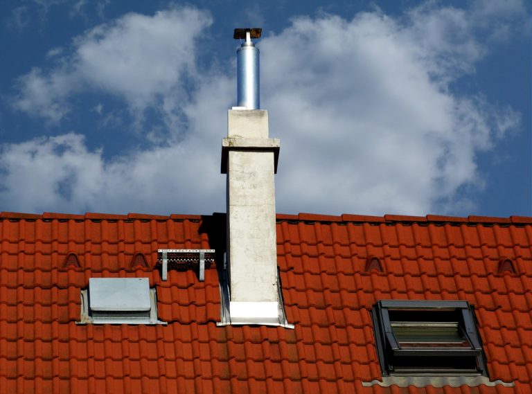 Kamin mit angebrachter Schornsteinverlängerung aus Edelstahl