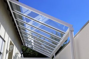 Carport aus Aluminium mit Glasdach