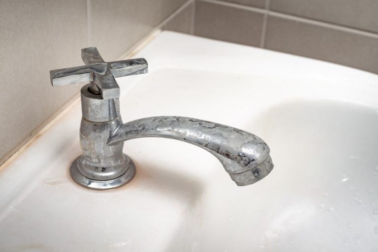 Verkalkter Wasserhahn aufgrund zu hoher Wasserhärte.