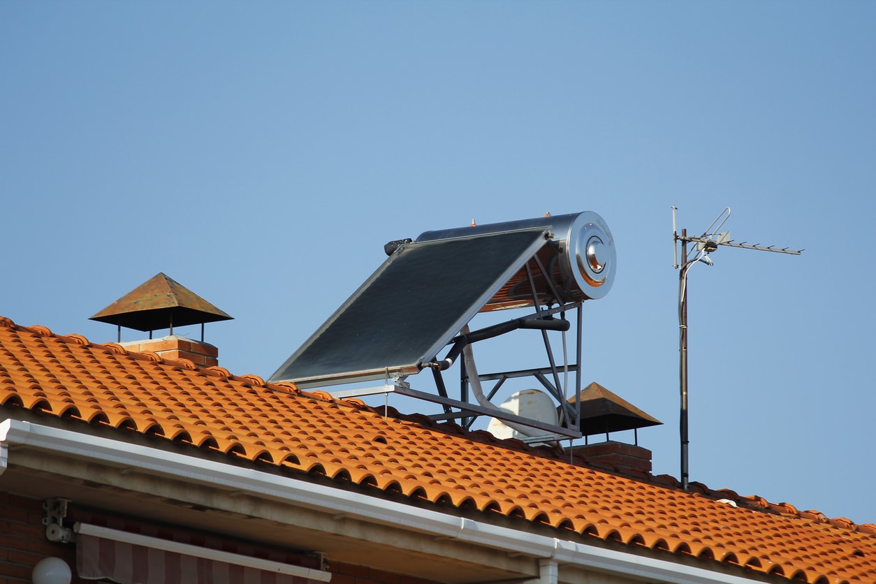 Solarthermie zur Warmwasseraufbereitung auf einem Dach mit roten Ziegeln