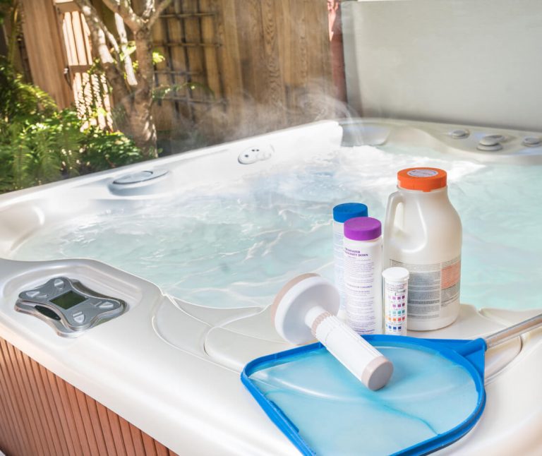 Das Reinigen des Whirlpools ist mit Hausmitteln und Chemikalien möglich.