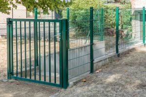 Grüner Doppelstabmattenzaun