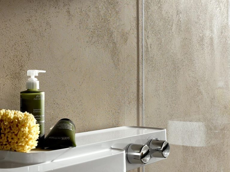 Nahaufnahme von Kalkmarmorputz im Badezimmer