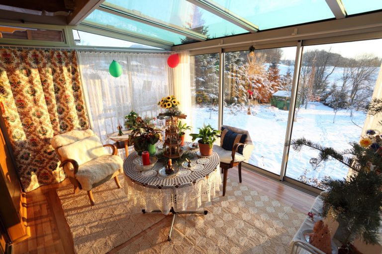 Wintergarten mit einer Glasschiebewand