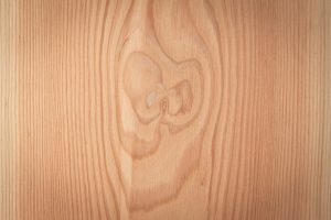 Ansicht eines Holzbretts aus Douglasienholz mit typischer Struktur.