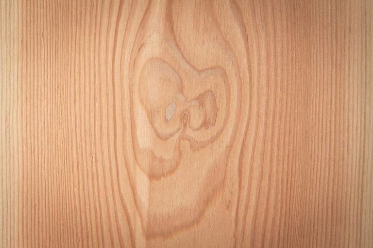 Ansicht eines Holzbretts aus Douglasienholz mit typischer Struktur.