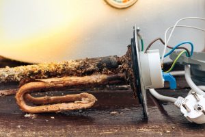 Element eines Heizkessels bedeckt mit Rost und Ablagerungen