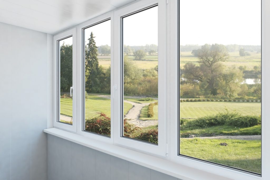 Moderne Kunststofffenster in einer Loggia