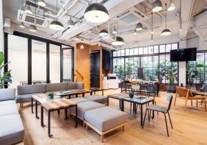 Gut beleuchteter, leerer Coworking Space