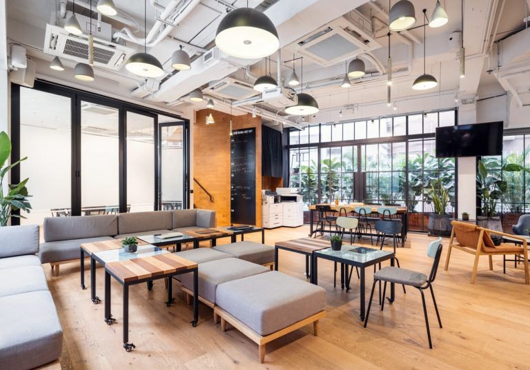 Gut beleuchteter, leerer Coworking Space