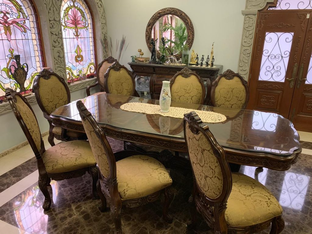 Tisch und Stühle aus Mahagoniholz
