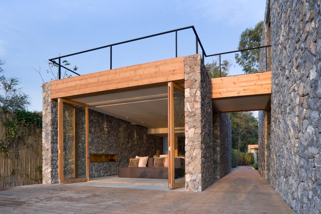 Natursteinfassade einer modernen Villa