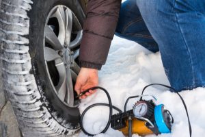 Winterreifen werden im Schnee mit auf Reifendruck geprüft
