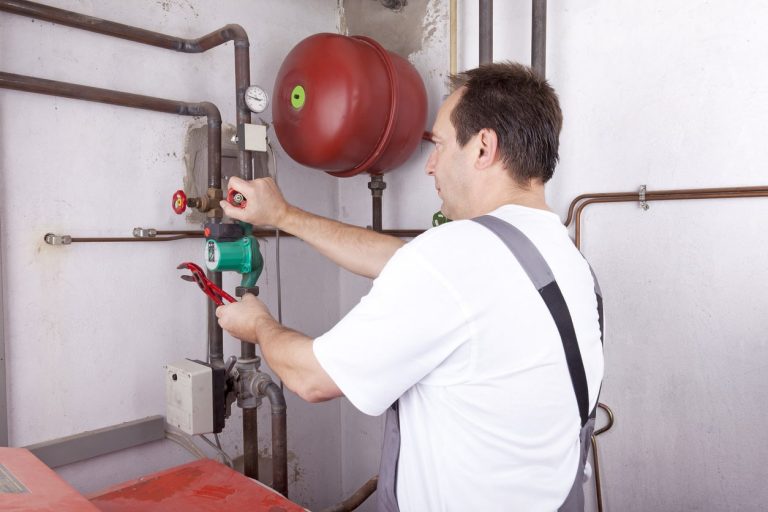 Heizungsinstallateur installiert eine Umwälzpumpe